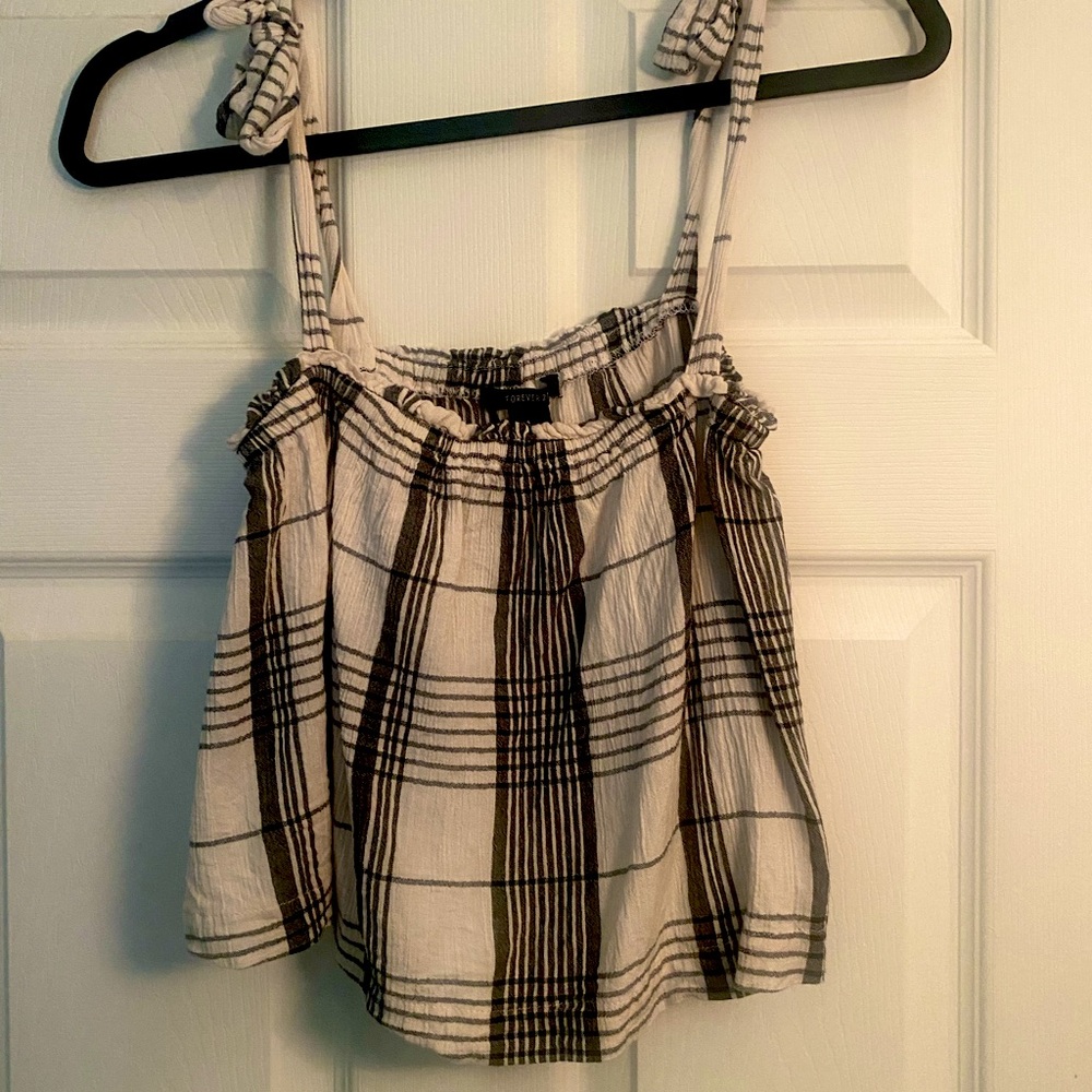 Black and white flowy crop top